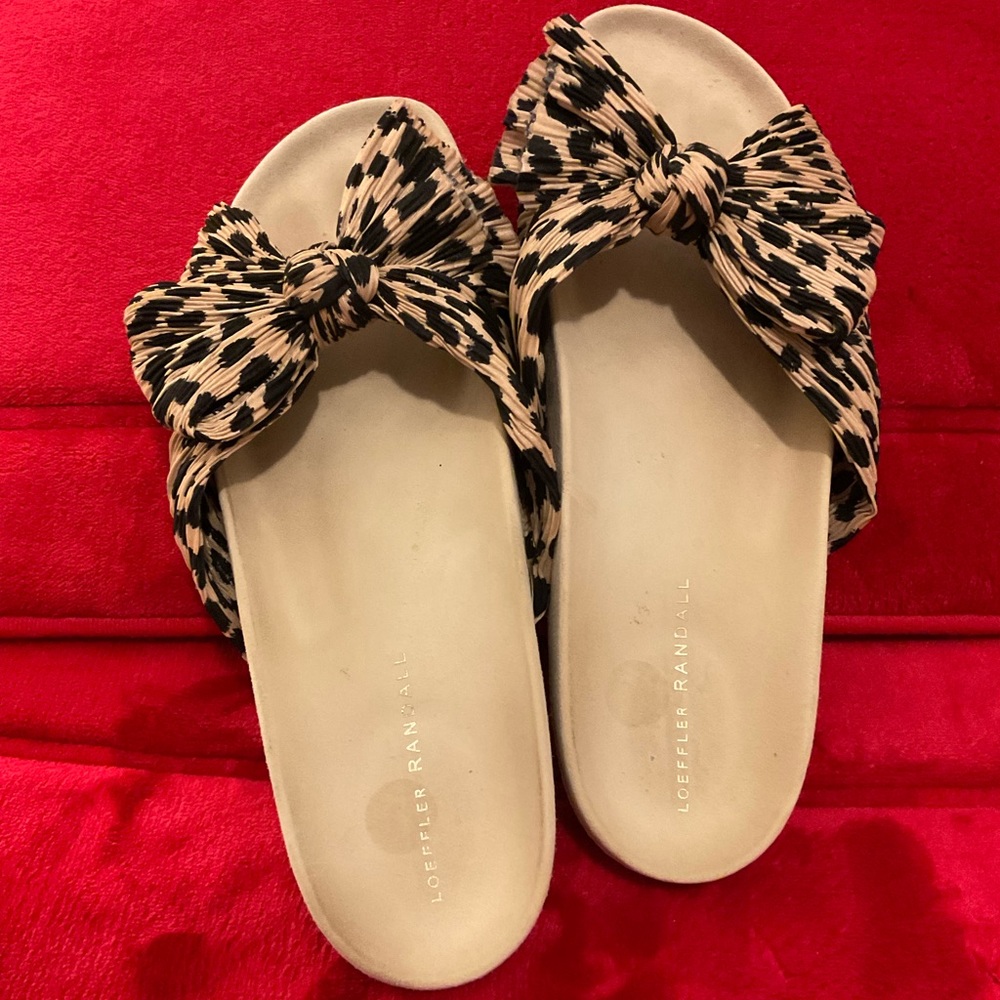 Pleated Bow Slide Sandals in Beige and Black - Picture 3 of 4
